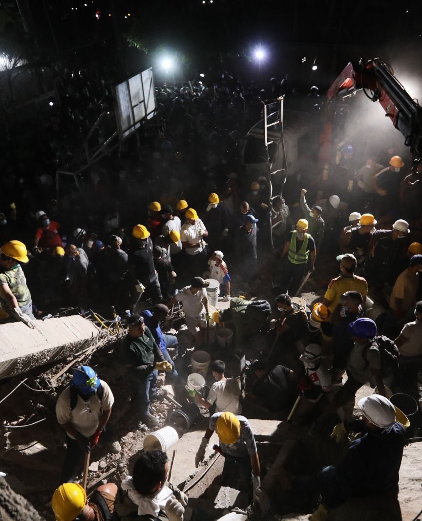 Las labores de rescate continúan incluso caída la noche. Foto: AP